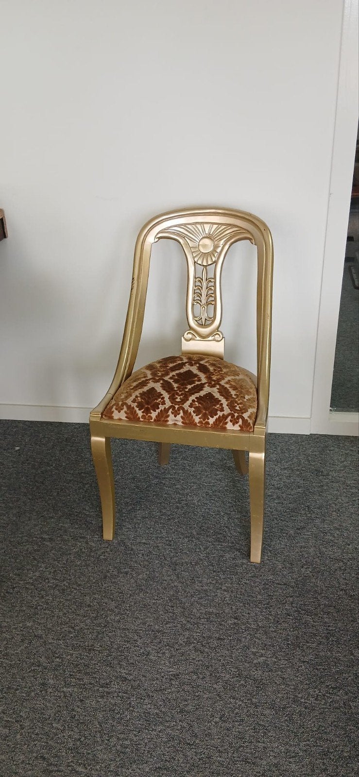 Gouden stoel, Ophalen