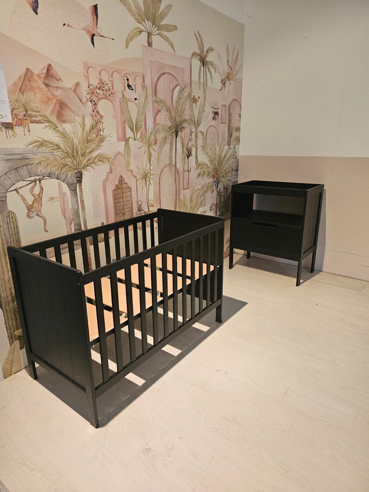 Europe Baby Ralph 60x120 en luiertafel, mat zwart, Kinderen en Baby's, Ophalen, Zo goed als nieuw, Jongetje of Meisje