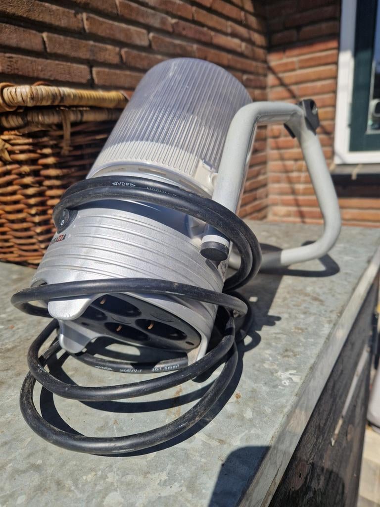 Robuuste bouwlamp met stopcontacten, Ophalen of Verzenden, Gebruikt, 200 tot 500 watt, Lamp met armatuur