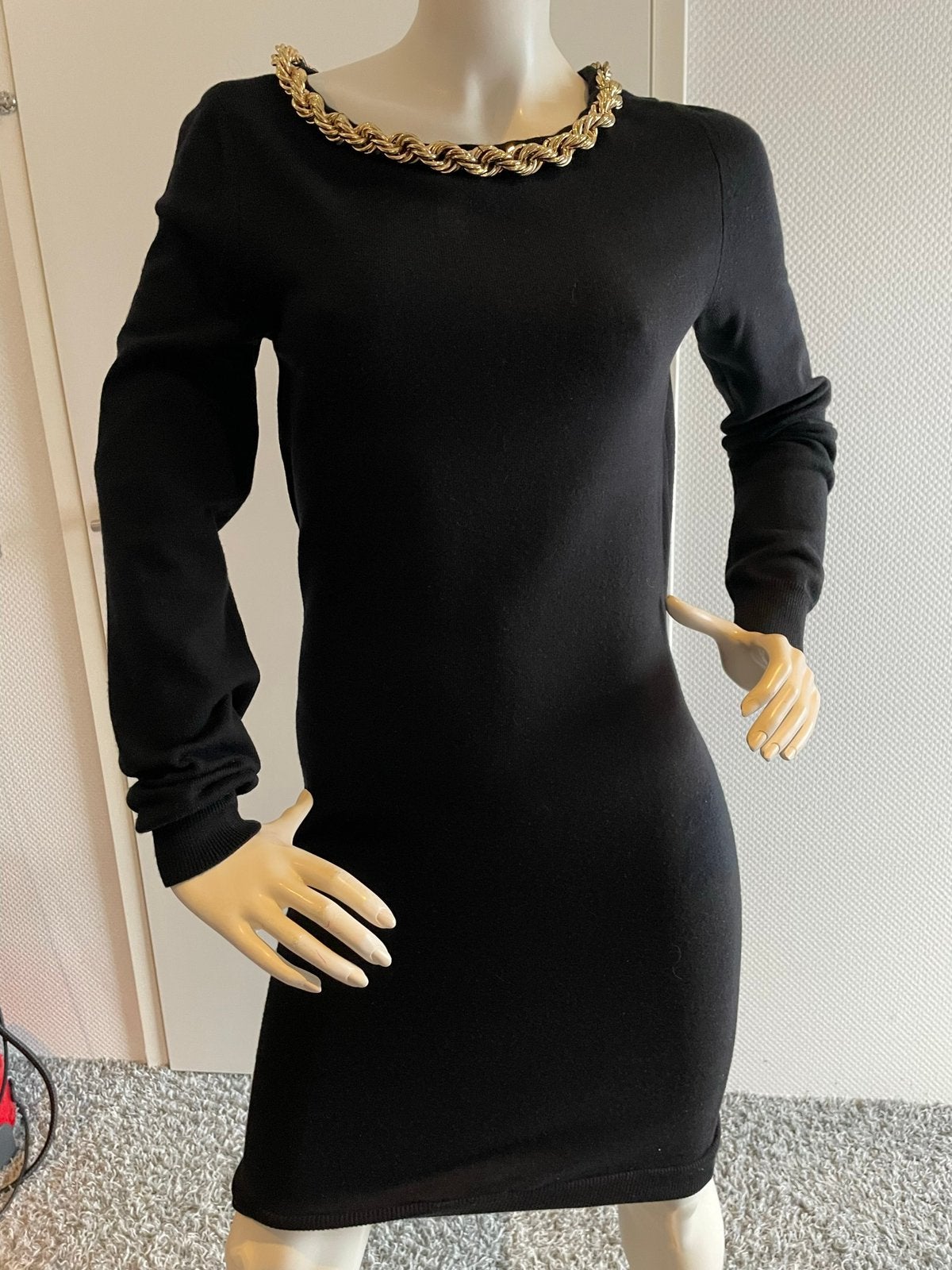 Moschino couture jurk met dikke ketting maat it 42 nl 38, Kleding | Dames, Jurken, Maat 38/40 (M), Zwart, Ophalen of Verzenden