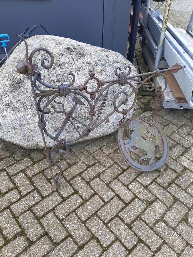 Kunstwerk uithangbord met paard en hoefijzer, Verzenden