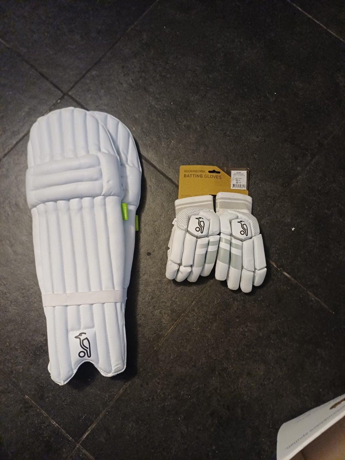 Kookaburra Cricket Set: Batting Handschoenen  Beenbeschermer, Ophalen of Verzenden, Zo goed als nieuw