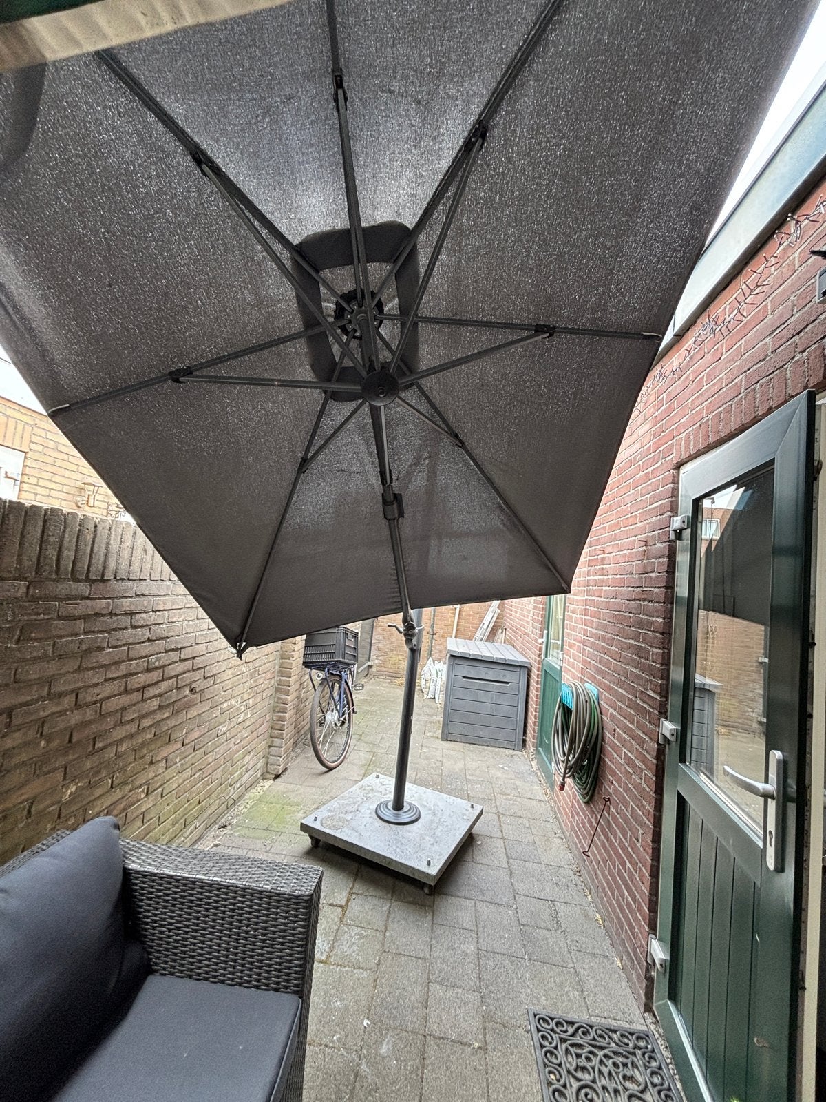 Zweefparasol 2x3 meter met hoes en verzwaarde voet, Ophalen, Gebruikt, Kantelbaar, 2 tot 3 meter