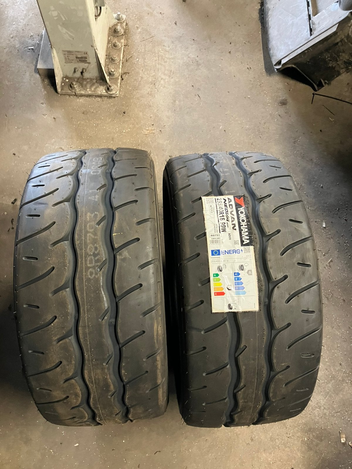 2x Yokohoma Advan AD09 255/40/18, Auto-onderdelen, Banden en Velgen, Ophalen, Nieuw