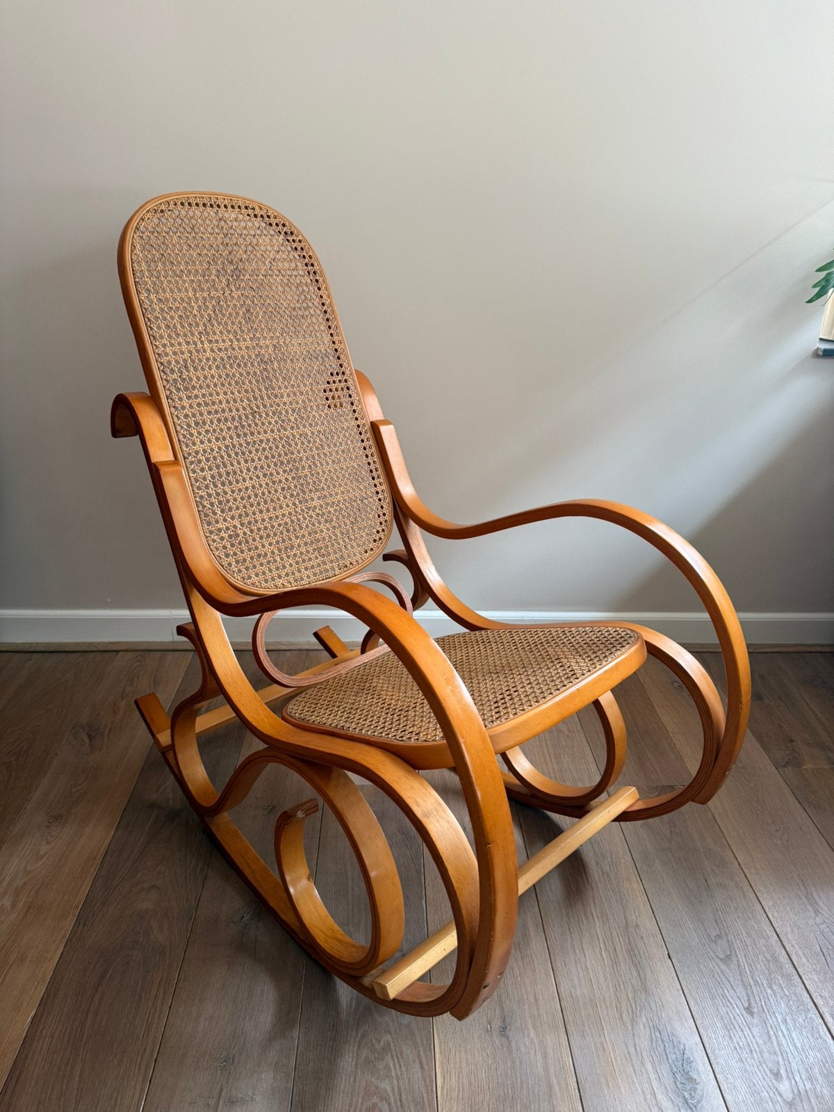Vintage Thonet schommelstoel – gebogen hout & rotan, Ophalen