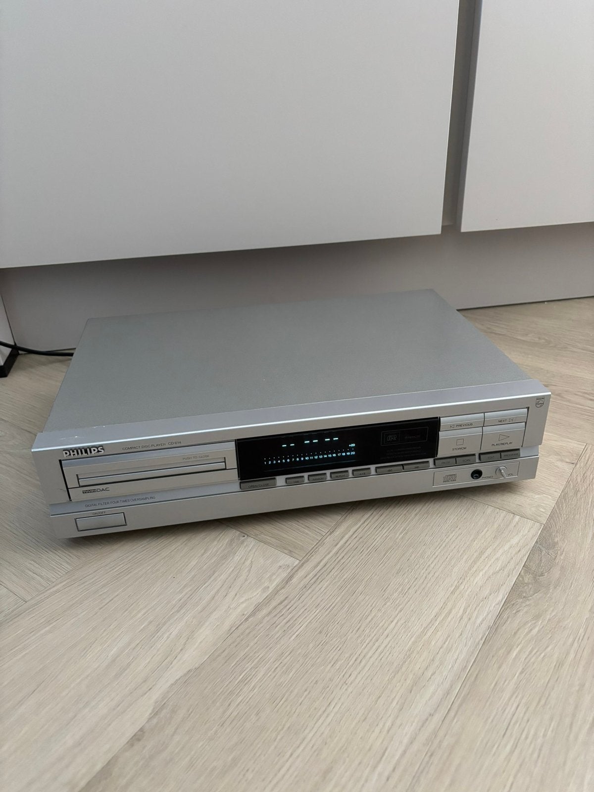 Philips CD 614 CD-Speler – Zilveren Uitvoering, Ophalen of Verzenden, Zo goed als nieuw, Philips