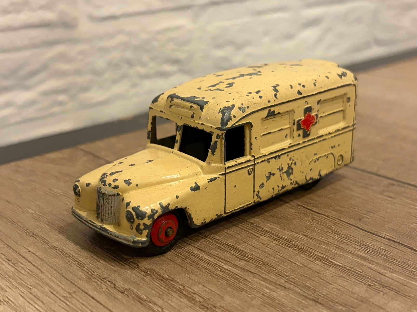 Dinky Toys 253 Daimler Ambulance Cremewit, Ophalen of Verzenden, Zo goed als nieuw, Dinky Toys