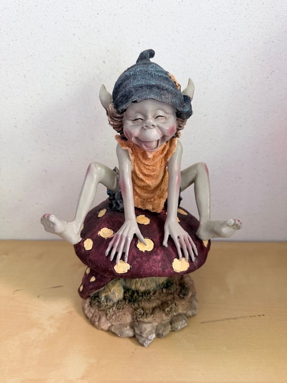 Grappige kabouter op paddenstoel - Decoratiebeeld, Meerkleurig, Overige stijlen, Kunststof, Ophalen of Verzenden