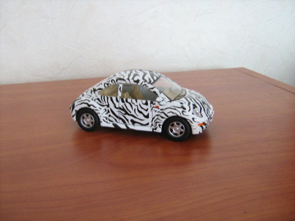 Volkswagen Beetle Zebraprint.  Schaal 1:32, Hobby en Vrije tijd, Ophalen of Verzenden, Zo goed als nieuw, Auto, Overige merken