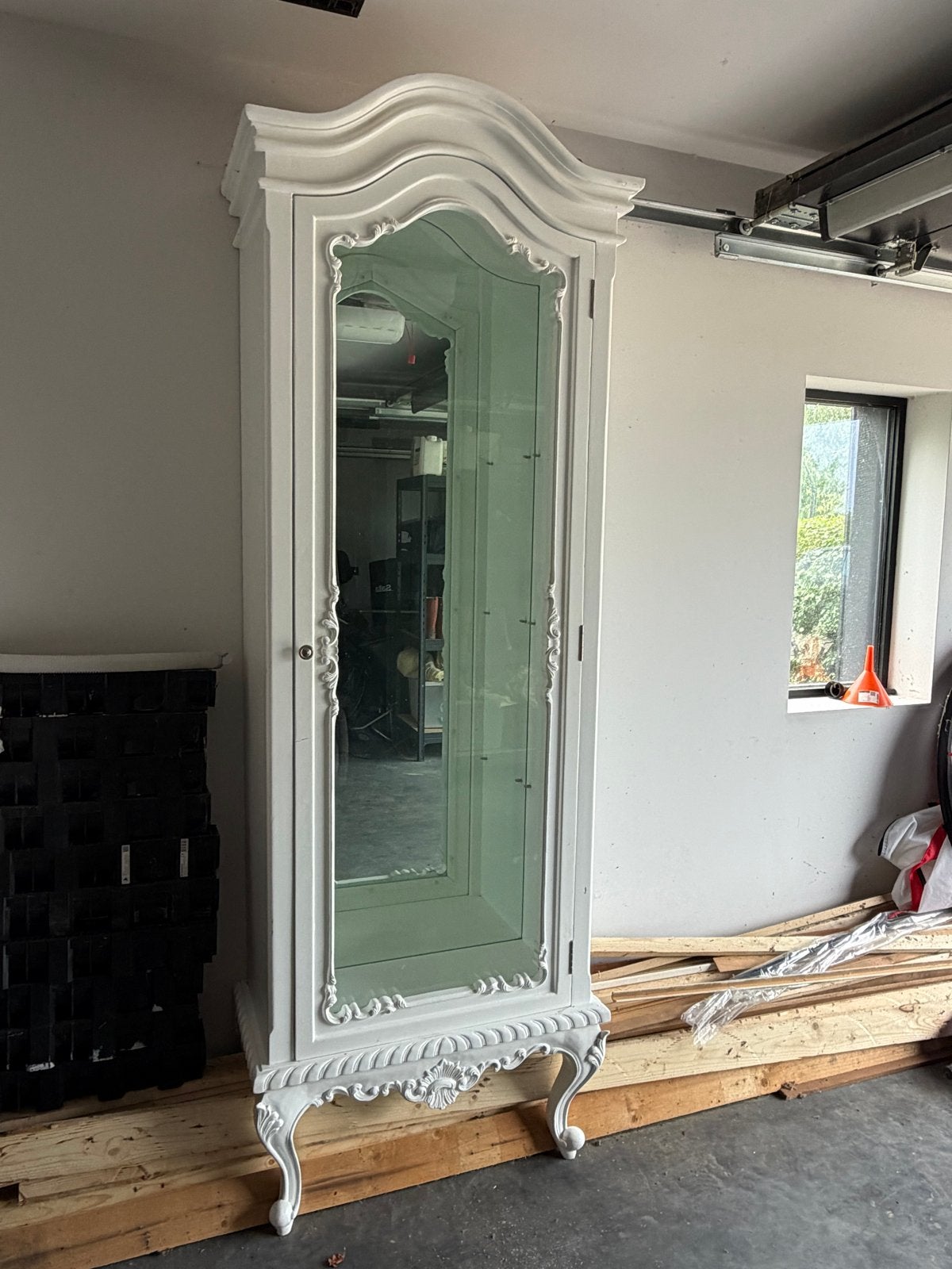 Elegante witte vitrinekast met glazen legplanken, Ophalen, Met plank(en), Gebruikt, 200 cm of meer