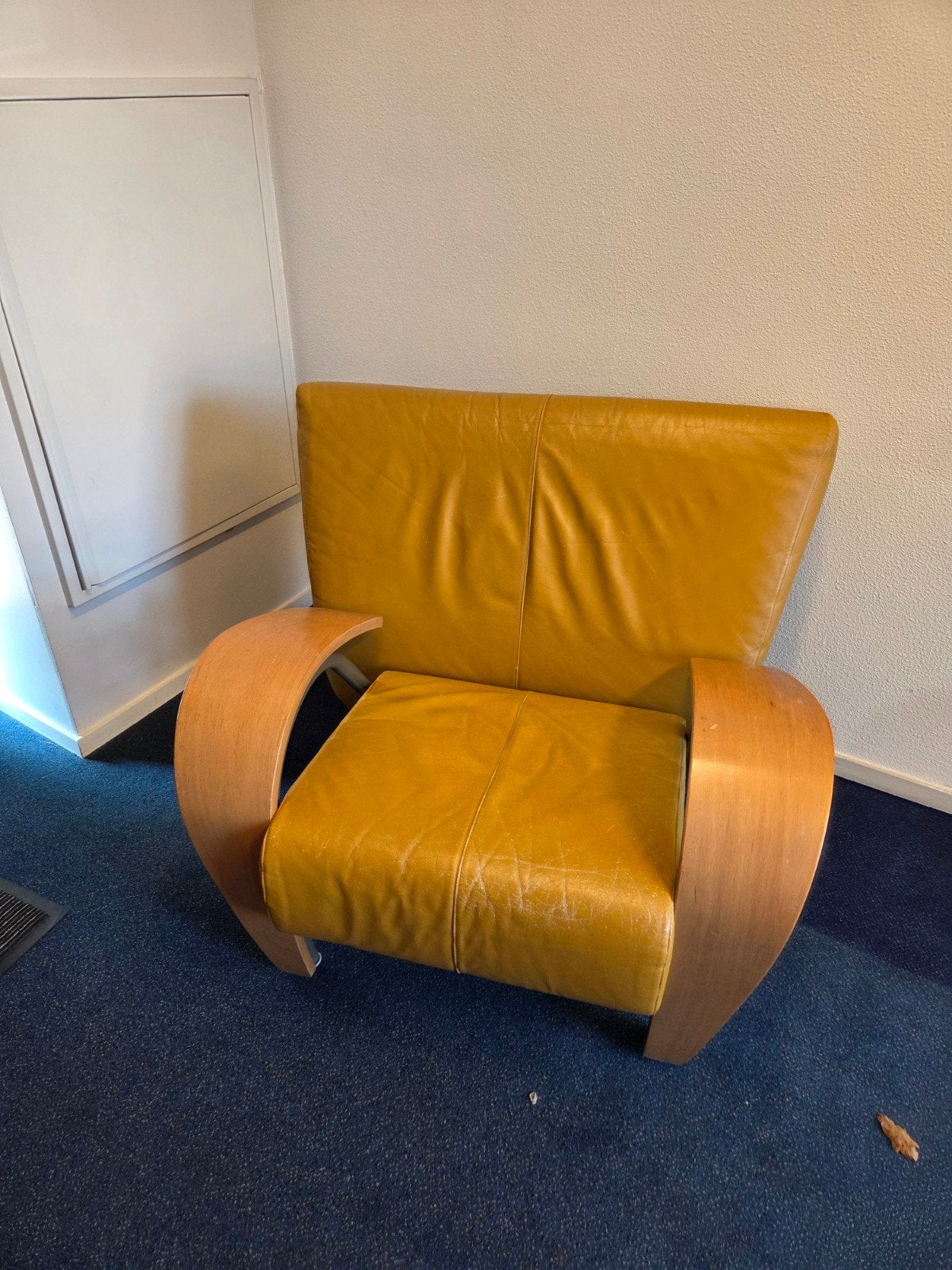 Gele Leren Fauteuil met Houten Armleuningen, Ophalen, Gebruikt, 75 tot 100 cm, Modern, Design, Comfort