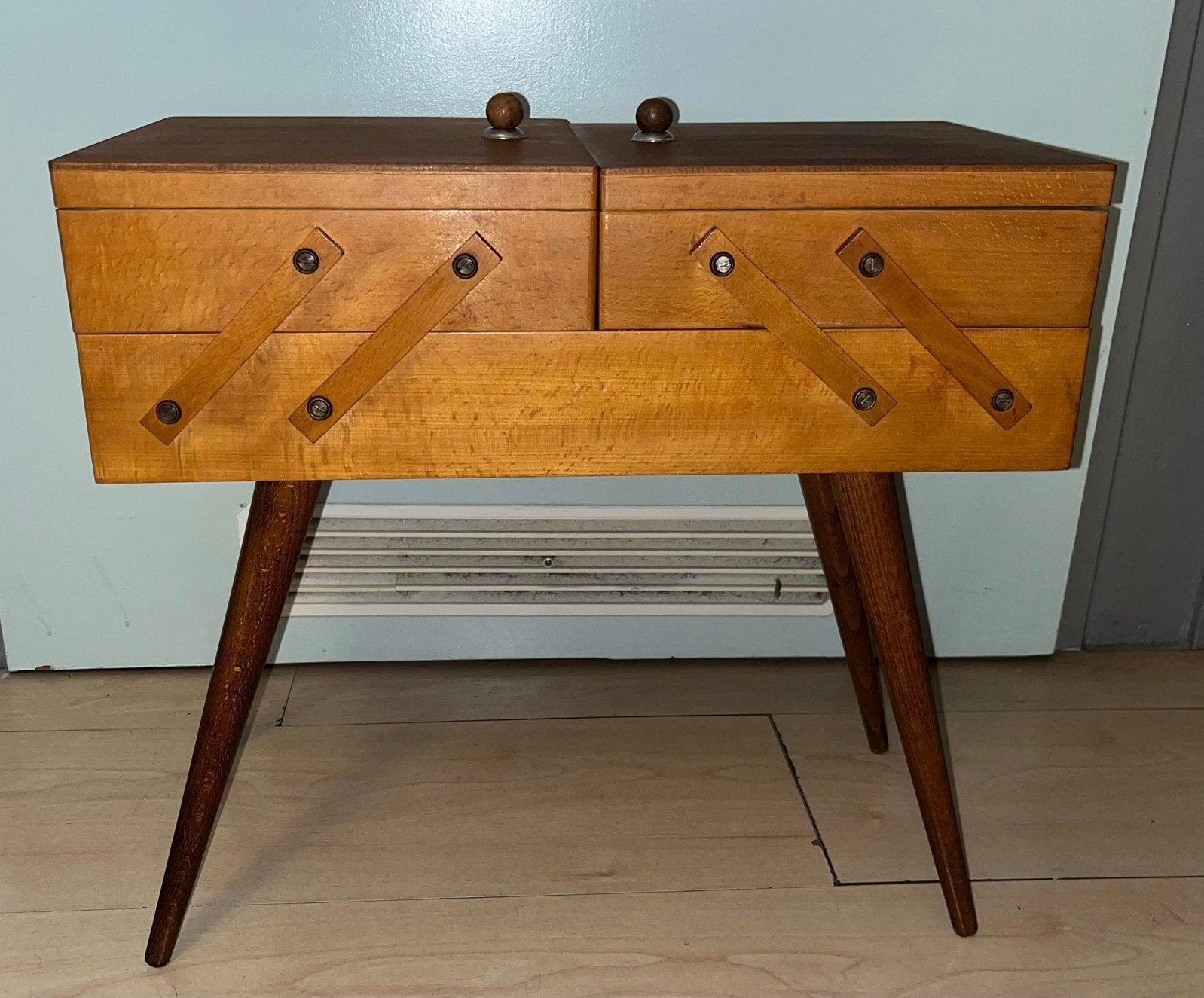 Vintage Naaidoos op Poten - Jaren '60 Hout, Ophalen of Verzenden