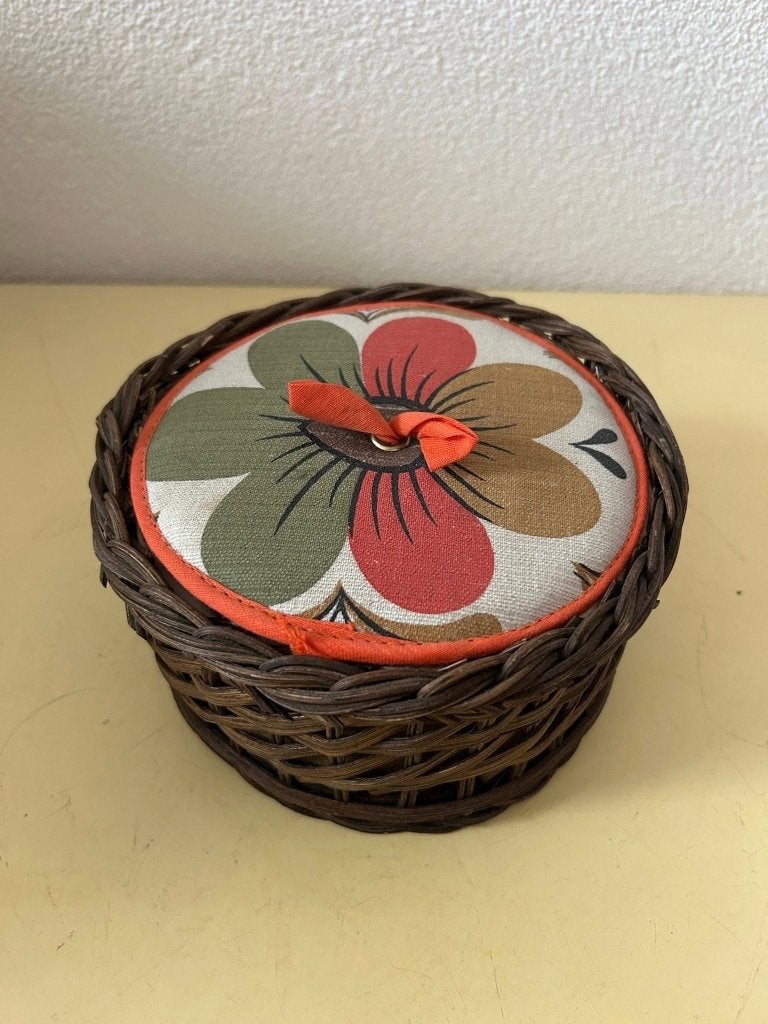 Vintage rieten eiermandje naaidoos met retro deksel, Ophalen of Verzenden, Huis en Inrichting