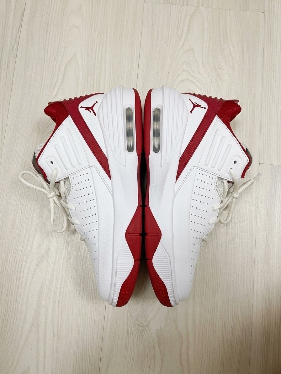 Jordan Max Aura 5 - Wit/Rood Sneakers, Kleding | Heren, Ophalen of Verzenden, Zo goed als nieuw, Wit, Sneakers of Gympen