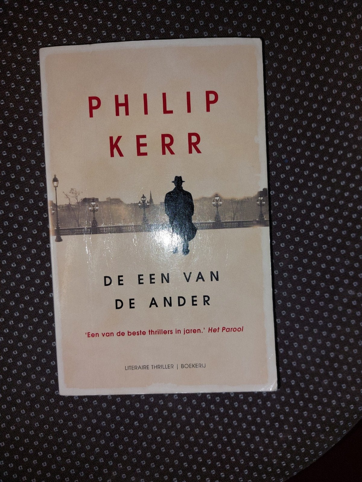 Philip Kerr - De Een Van De Ander (Gelezen), Boeken, Thrillers, Ophalen of Verzenden, Gelezen, Philip Kerr