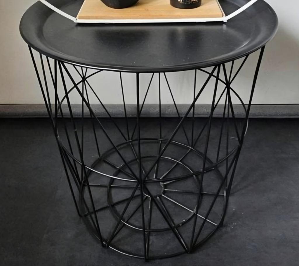 Zwarte metalen bijzettafel met afneembaar dienblad, 45 tot 60 cm, Minder dan 55 cm, Gebruikt, Modern, Industrieel