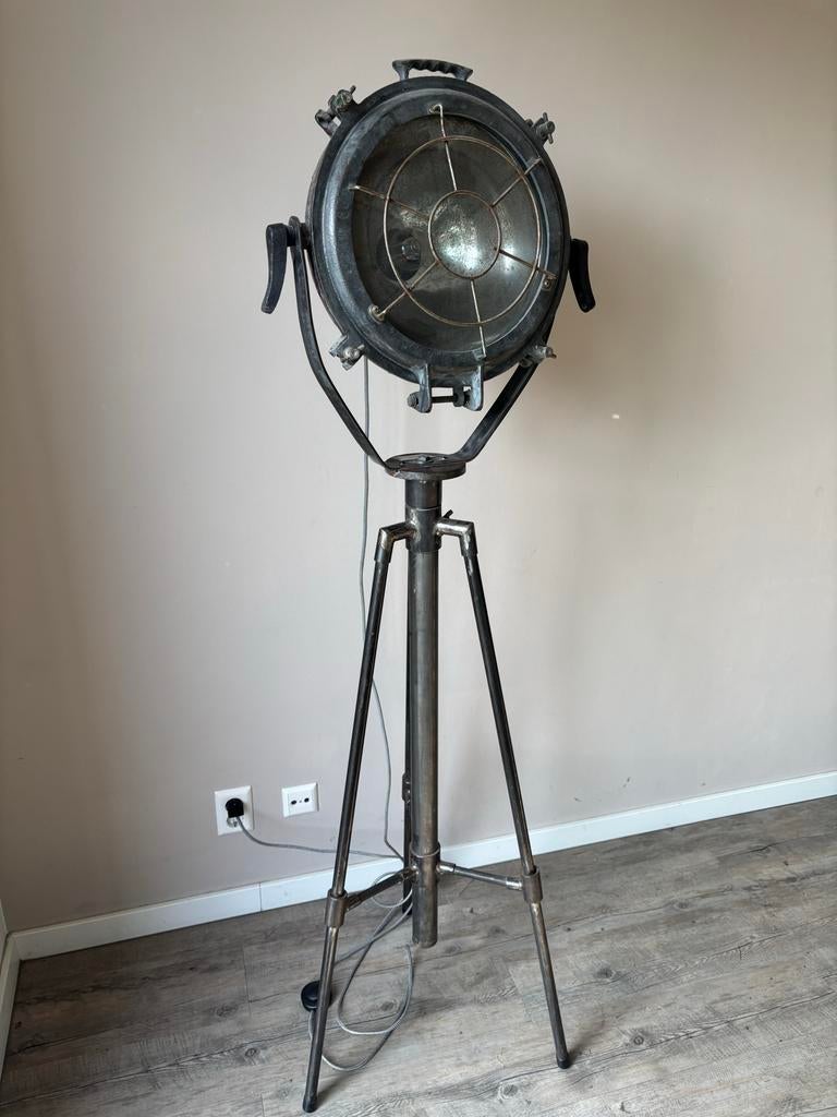 Industriële echt vintage vloerlamp / Zoeklicht op statief, Ophalen, Gebruikt, Metaal, 150 tot 200 cm