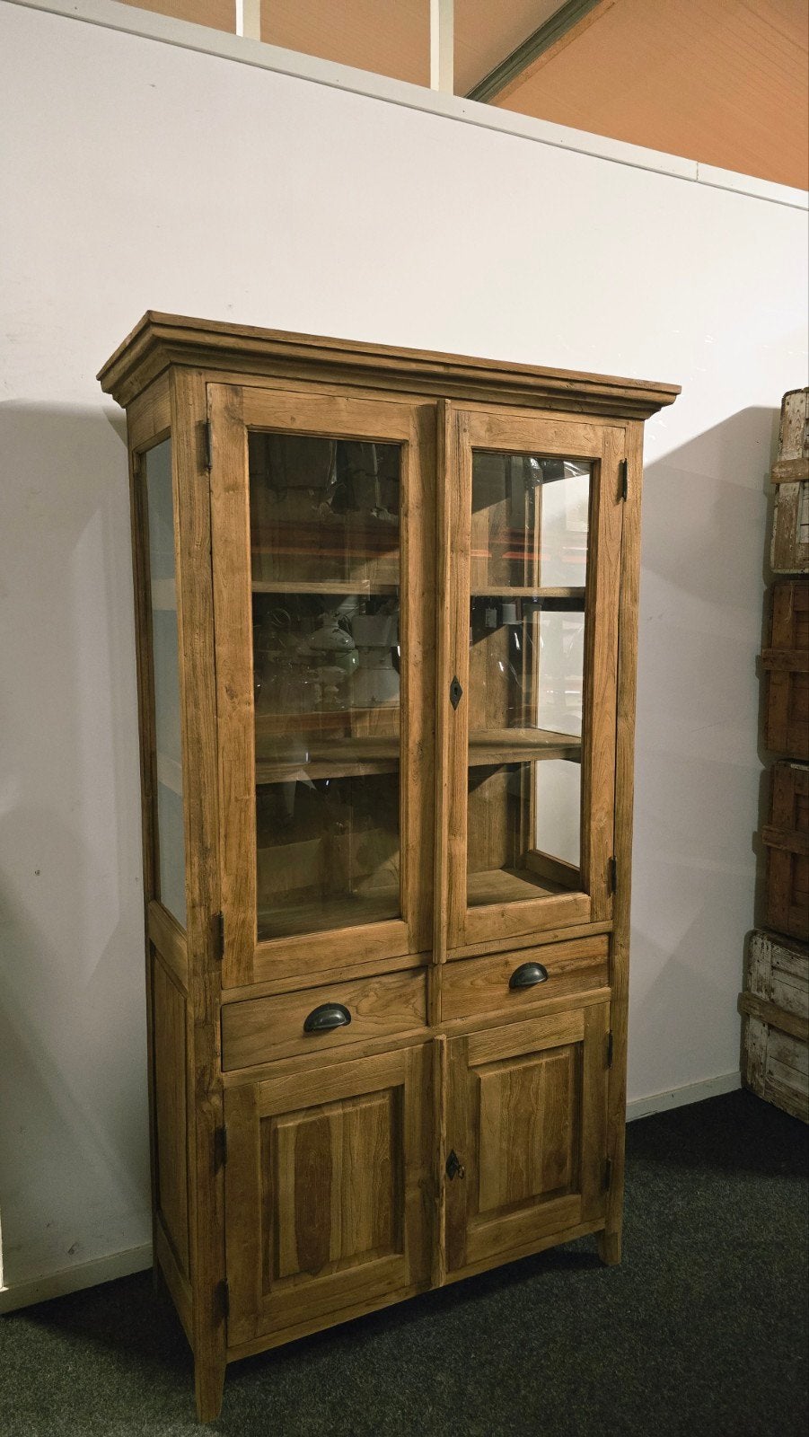 Mooie Teak Houten Vitrinekast uit voorraad leverbaar!