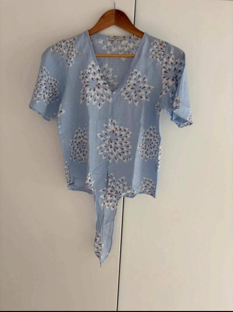 FRNCH prachtige blauwe blouse met bloemen maat S, Ophalen of Verzenden, Zo goed als nieuw, Blauw, Korte mouw