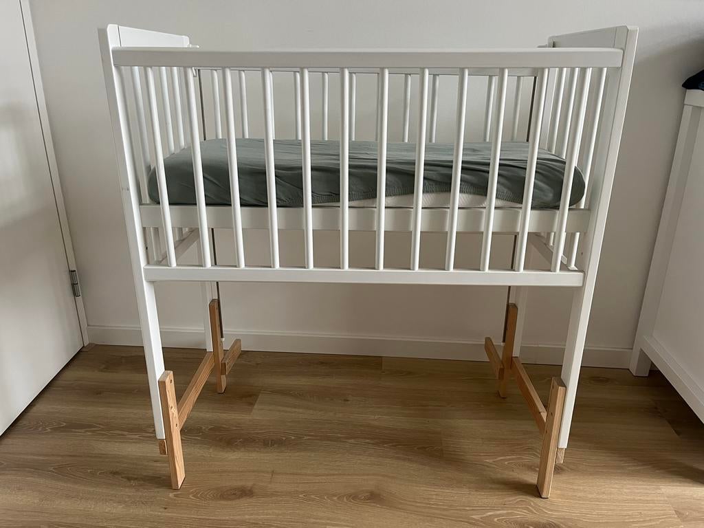Co-sleeper Petit Amelie - Extra hoog met omkiepbeveiliging, Kinderen en Baby's, Babywiegjes en Ledikanten, Ophalen, Zo goed als nieuw