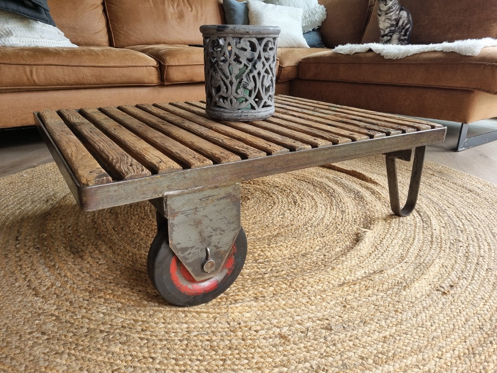 Industriële salontafel met wielen - robuust en uniek, Overige houtsoorten, Gebruikt, Ophalen of Verzenden, Industrieel