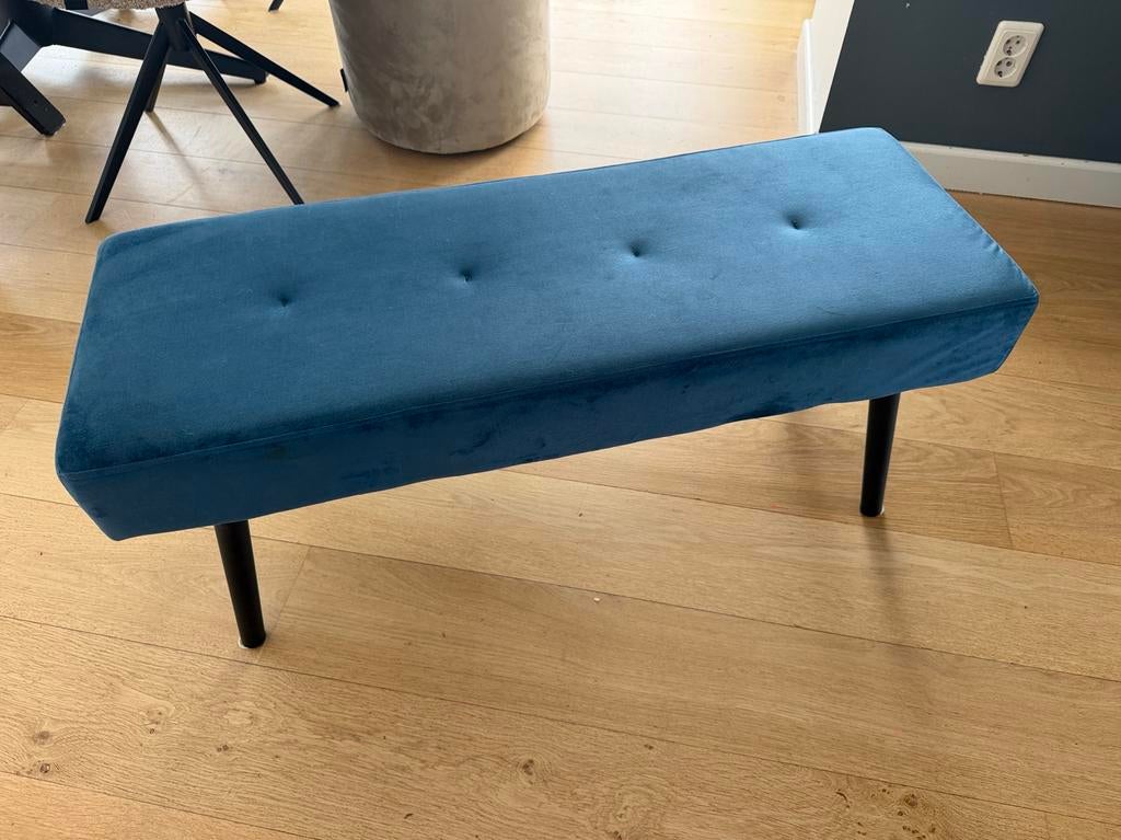 Stijlvol blauw fluwelen bankje – 100  38  43 cm, Huis en Inrichting, Banken | Voetenbanken en Poefen, Minder dan 50 cm, Gebruikt