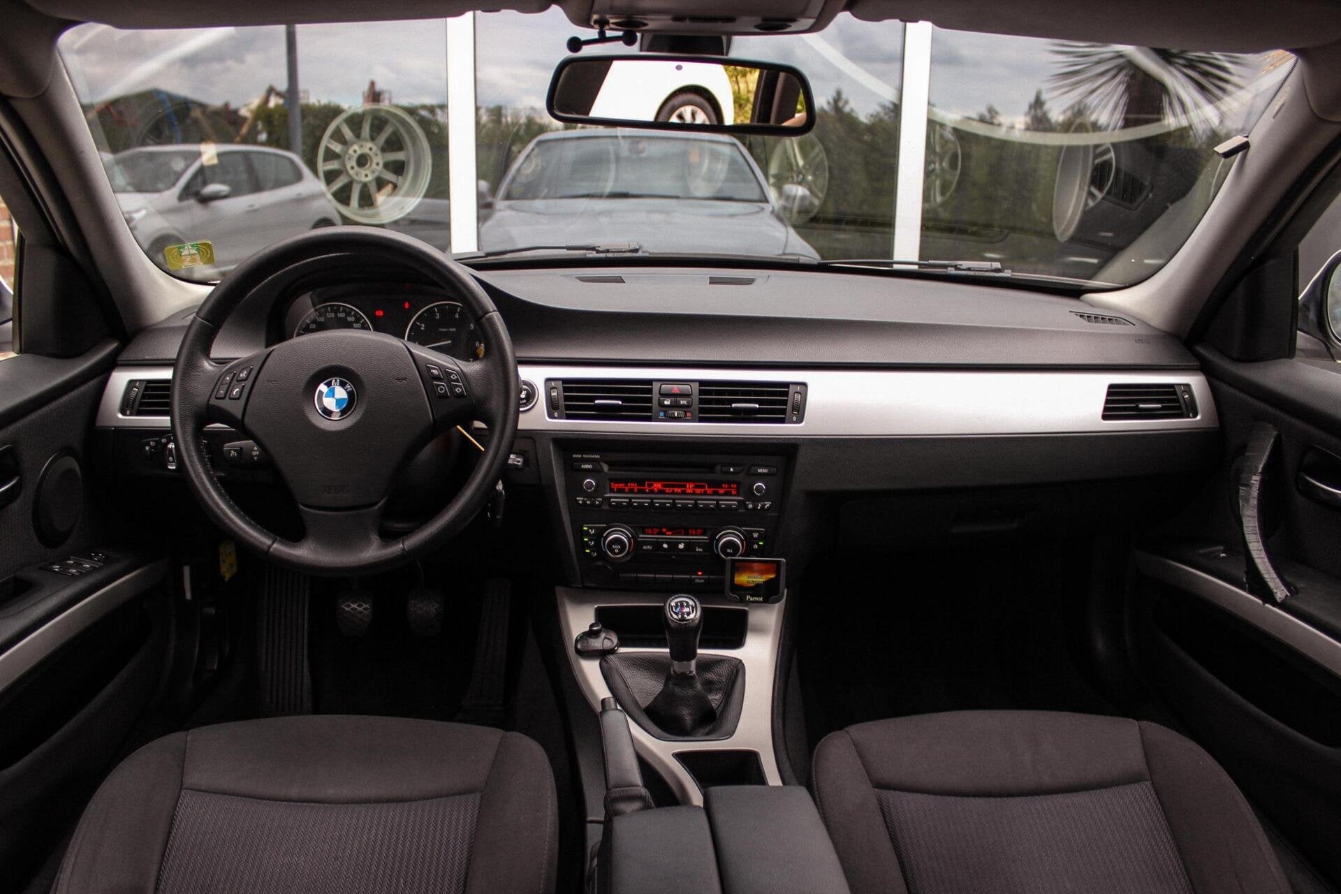 BMW 3-serie Touring 318i Executive | Facelift | Cruise contr, Euro 5, Zwart, Wit, Handgeschakeld