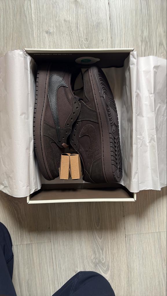 Travis Scott x Air Jordan 1 Low OG SP 'Reverse Mocha' - Maat, Bruin, Nieuw, Ophalen of Verzenden, Sneakers of Gympen