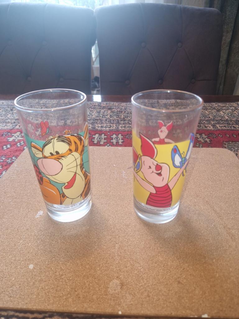 Set van 2 glazen  kleurige afbeelding knorrende en teigetje, Verzamelen, Disney, Ophalen of Verzenden, Winnie de Poeh of vrienden