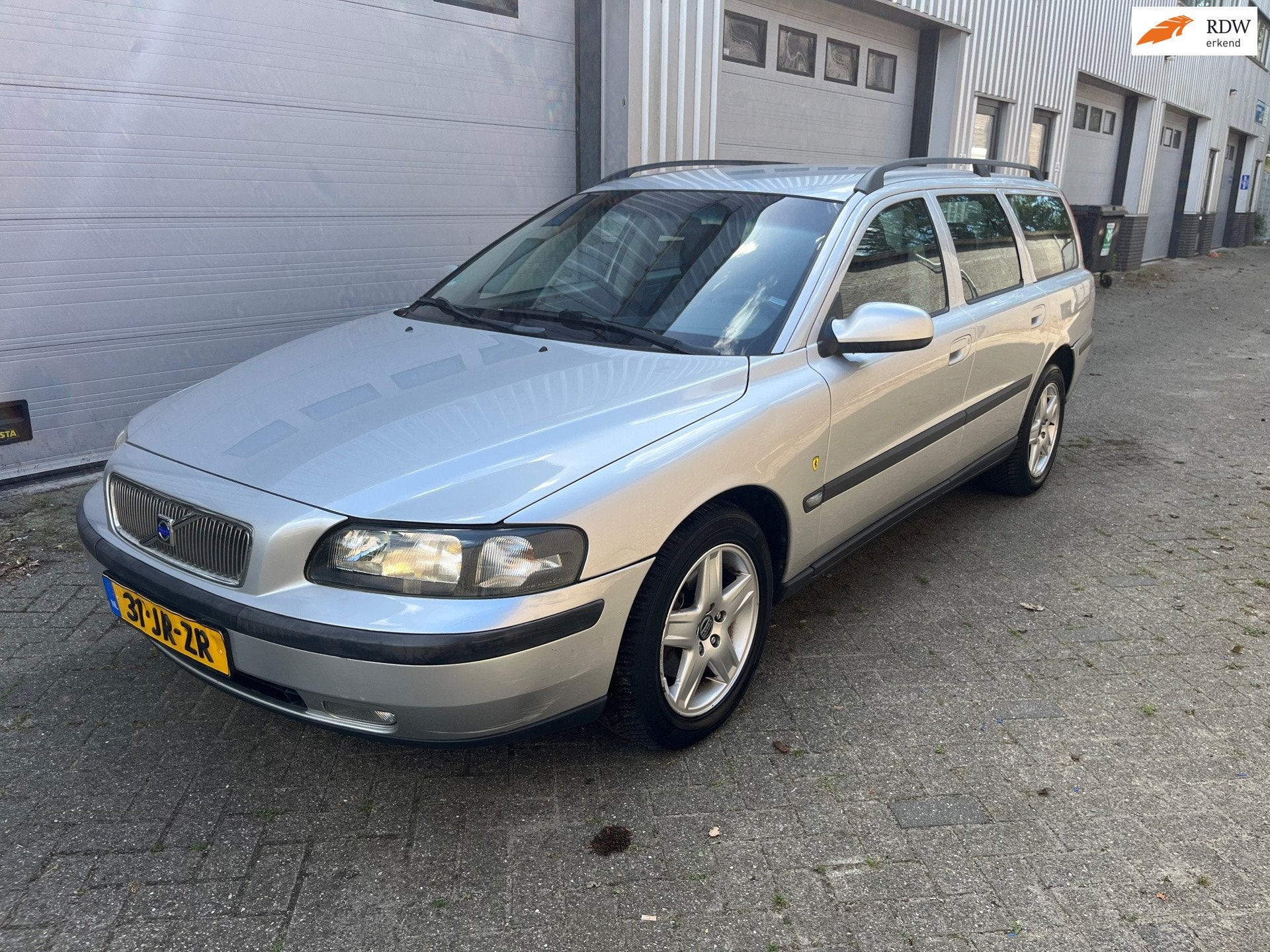 Volvo V70 2.4 Comfort Line! AUTOMAAT! 7P! BOEKJES! AIRCO!, Zwart, 7 stoelen, Euro 4, Zilver of Grijs
