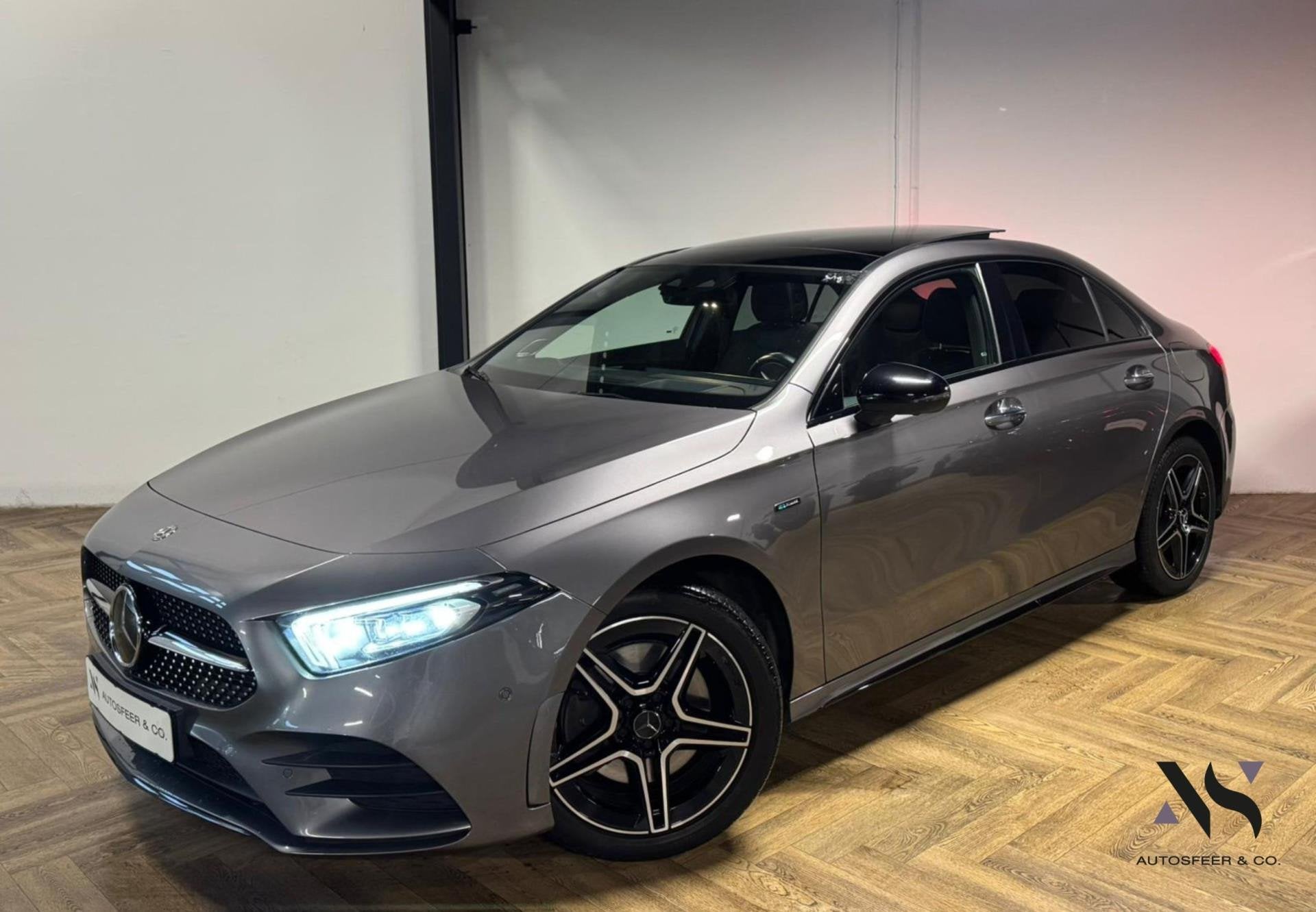 Mercedes-Benz A-klasse 250 e Business Solution AMG PANO HUD, Auto's, Dealer onderhouden, Gebruikt, 4 cilinders, Bedrijf