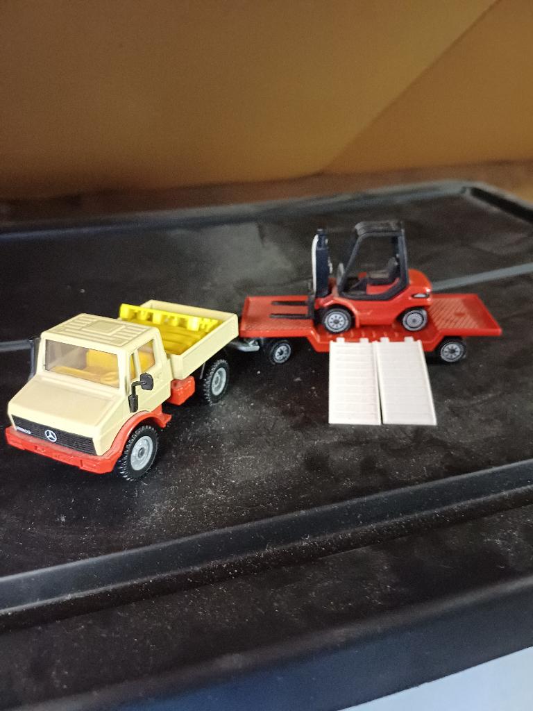 SIKU Mercedes (Unimog) met aanhanger en vorkheftruck, Ophalen of Verzenden, Zo goed als nieuw, Bus of Vrachtwagen