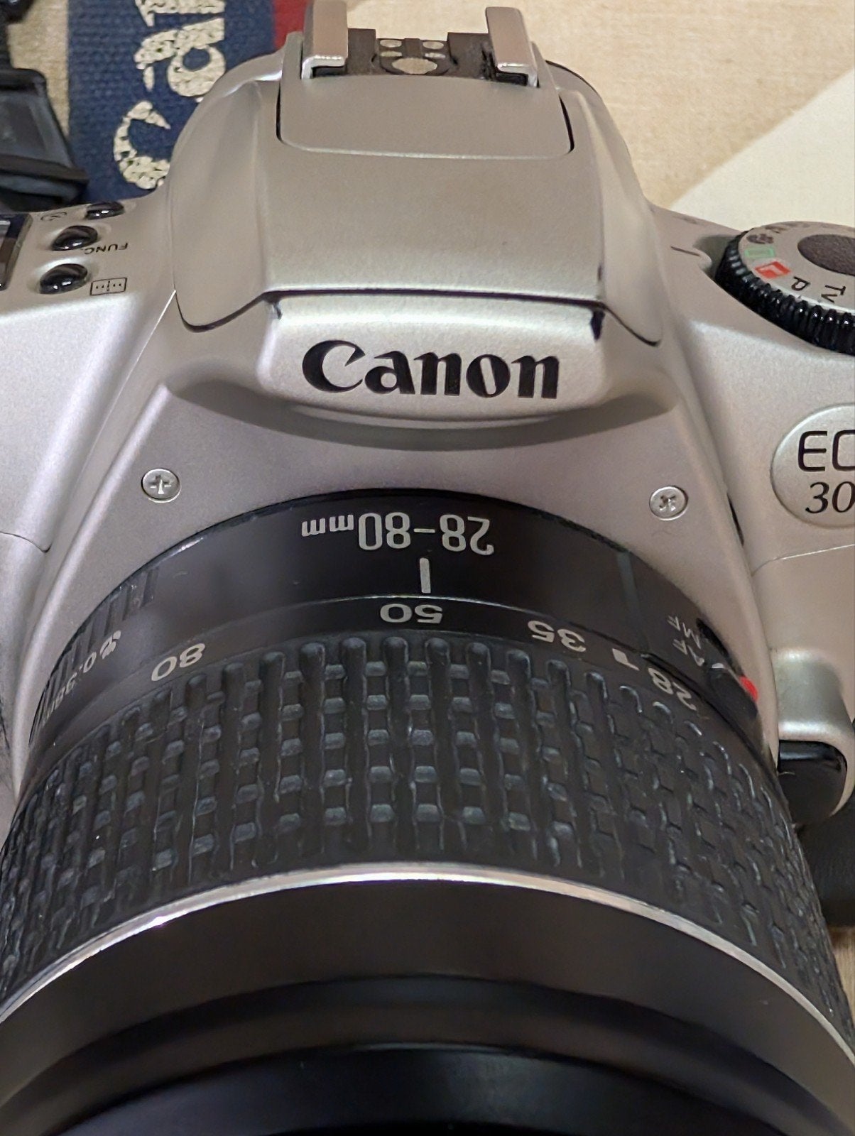 Foto 7 van Canon EOS 300 Spiegelreflexcamera met lens en tas