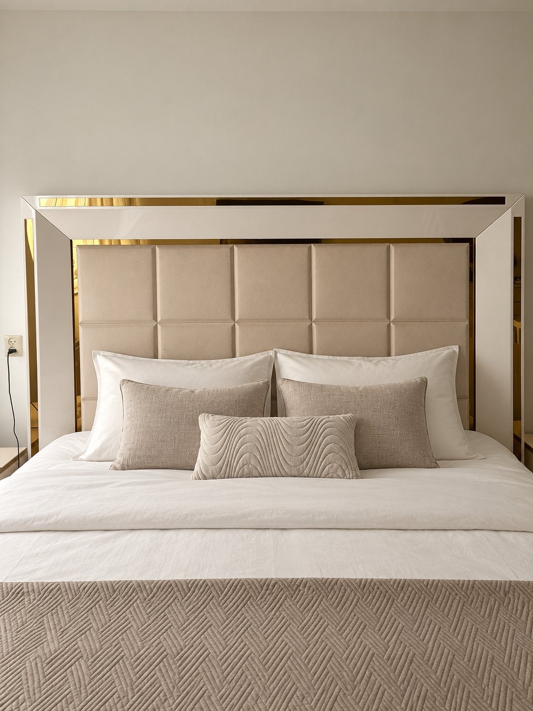 Luxe Tweepersoonsbed met Nachtkastjes - Goud & Gebroken Wit, Huis en Inrichting, Ophalen, Tweepersoons, Zo goed als nieuw, 180 cm