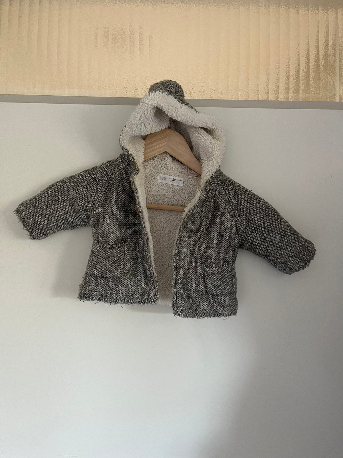 Lichtgrijze gebreid jasje met capuchon en teddy maat 62 Zara, Kinderen en Baby's, Ophalen of Verzenden, Zo goed als nieuw, Jongetje of Meisje
