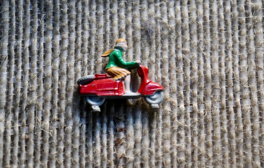 Mini Scooter Lego. Vespa met vrouwelijke bestuurder.Jaren 60, Ophalen of Verzenden, Zo goed als nieuw