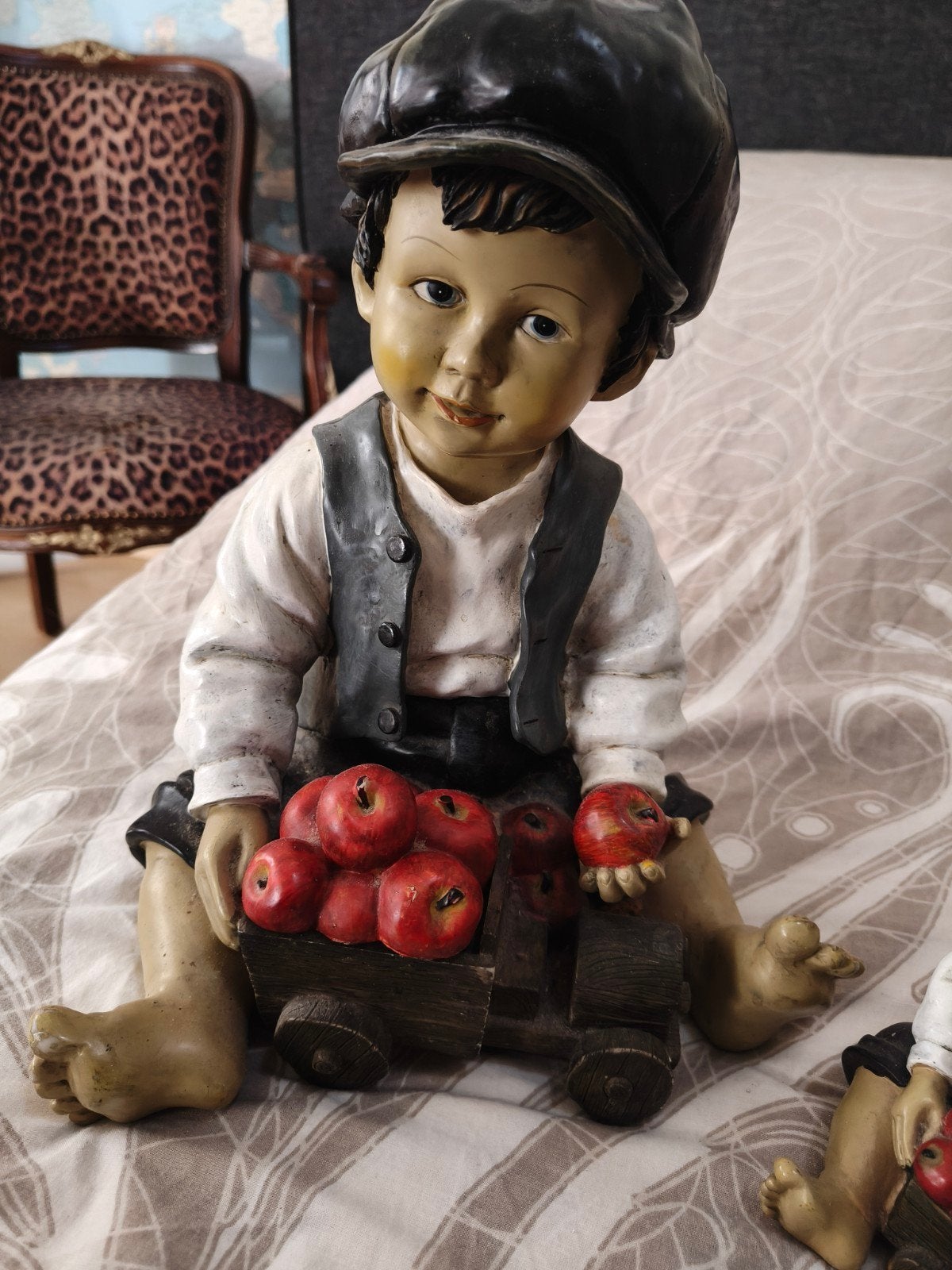 Prachtige set nostalgische beeldjes – Jongen met kar appels, Ophalen of Verzenden, Zo goed als nieuw