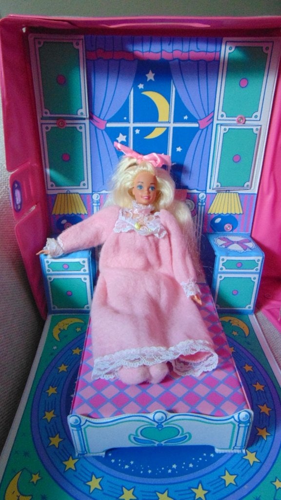 Mattel Bedtime Barbie 1993, een opvouwbare slaapkamer koffer, Verzamelen, Poppen, Ophalen of Verzenden, Gebruikt, Pop