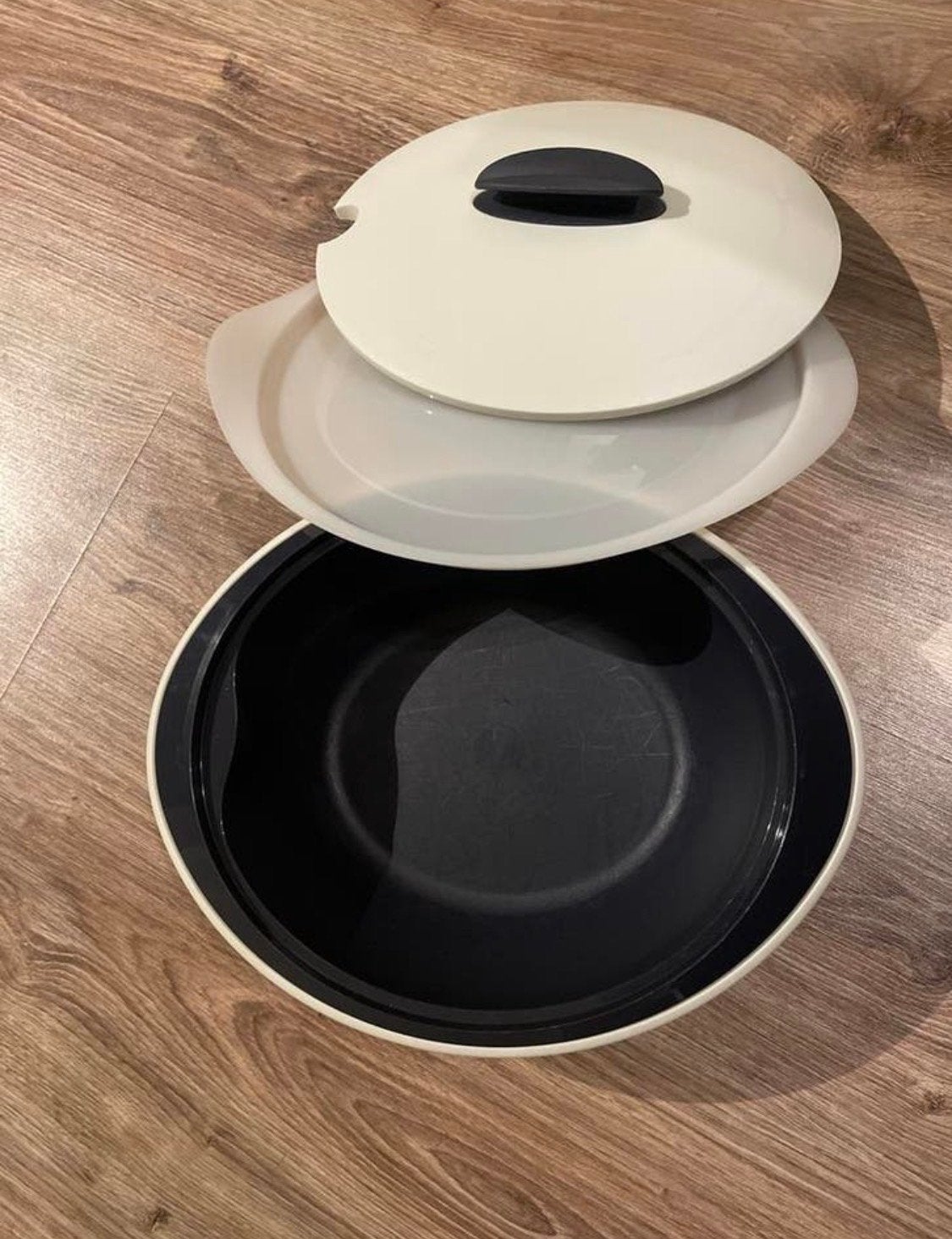 Tupperware Iso Duo Serveerschaal - Zwart/Crème, Huis en Inrichting, Schaal, Ophalen of Verzenden, Zo goed als nieuw, Met deksel