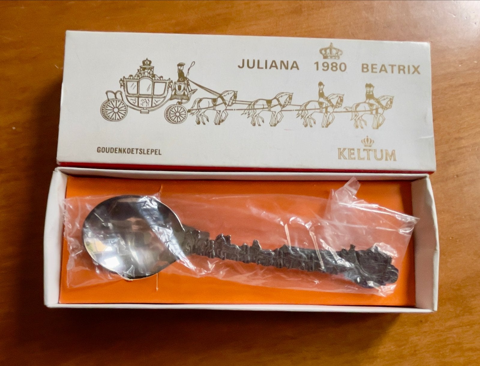Keltum Gouden Koetslepel Juliana Beatrix 1980, Ophalen of Verzenden, Nieuw, Nederland, Speld(je) of Lepel(tje)