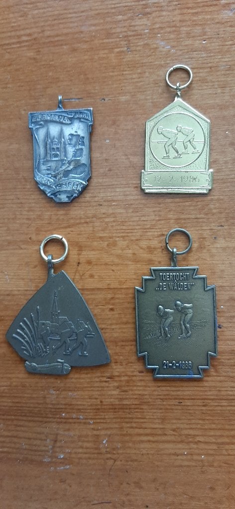 Medailles schaatsen Elfmerentocht jaren 50 en drie uit 1986, Postzegels en Munten, Verzenden, Overige materialen, Nederland