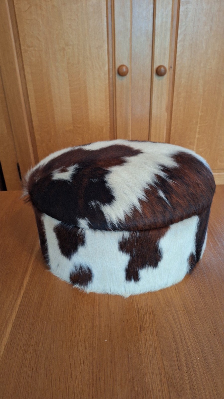Vintage poef opberg met koeienvel., Huis en Inrichting, Banken | Voetenbanken en Poefen, Ophalen, Rond, Minder dan 50 cm, Minder dan 50 cm