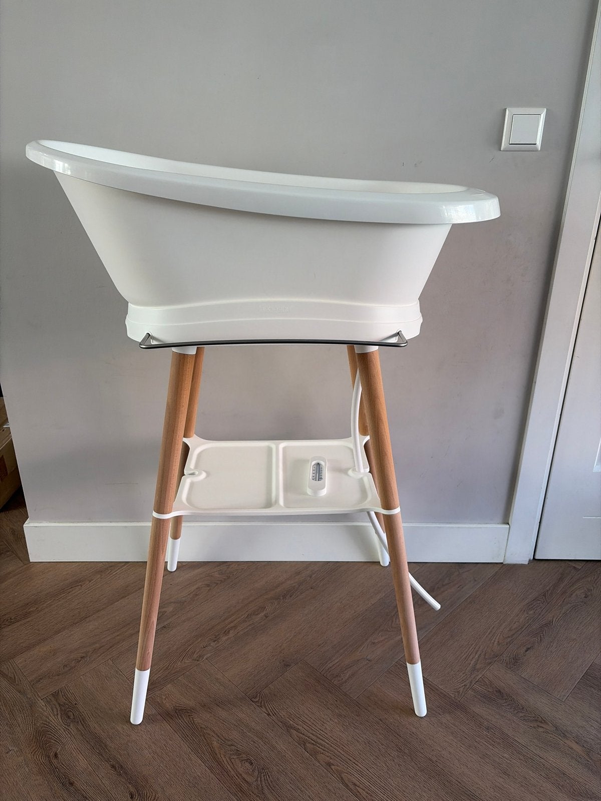 Bebe-jou badstandaard wit met houten poten + badje + slang, Ophalen, Gebruikt, Badje, Bébé-jou