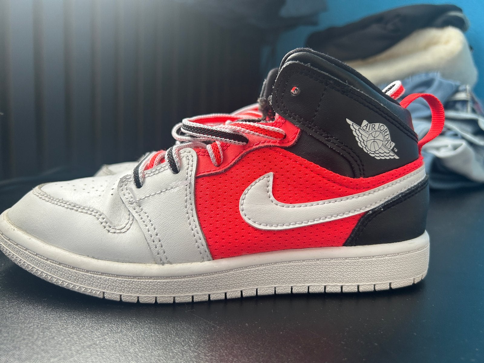 Nike Air Jordan 1 Mid - Rood/Wit/Zwart - Maat 33, Ophalen, Gebruikt, Jongen of Meisje, Sportschoenen