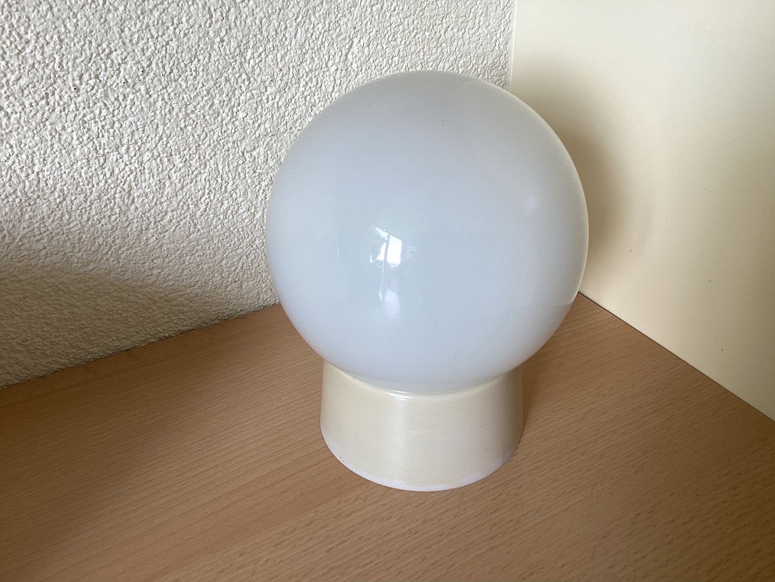 Vintage plafond bollamp melkglas,bakeliet Niko armatuur., Antiek en Kunst, Ophalen of Verzenden