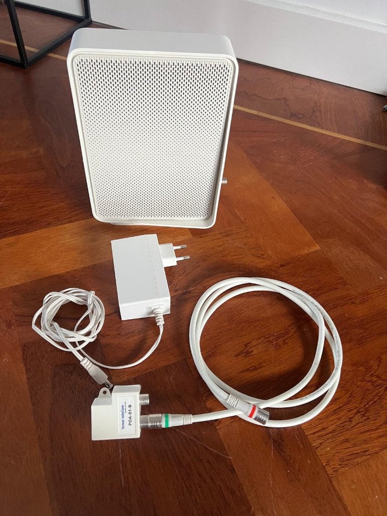 Ziggo modem router CH7465LG-ZG met adapter en splitter, Computers en Software, Routers en Modems, Ophalen of Verzenden, Gebruikt