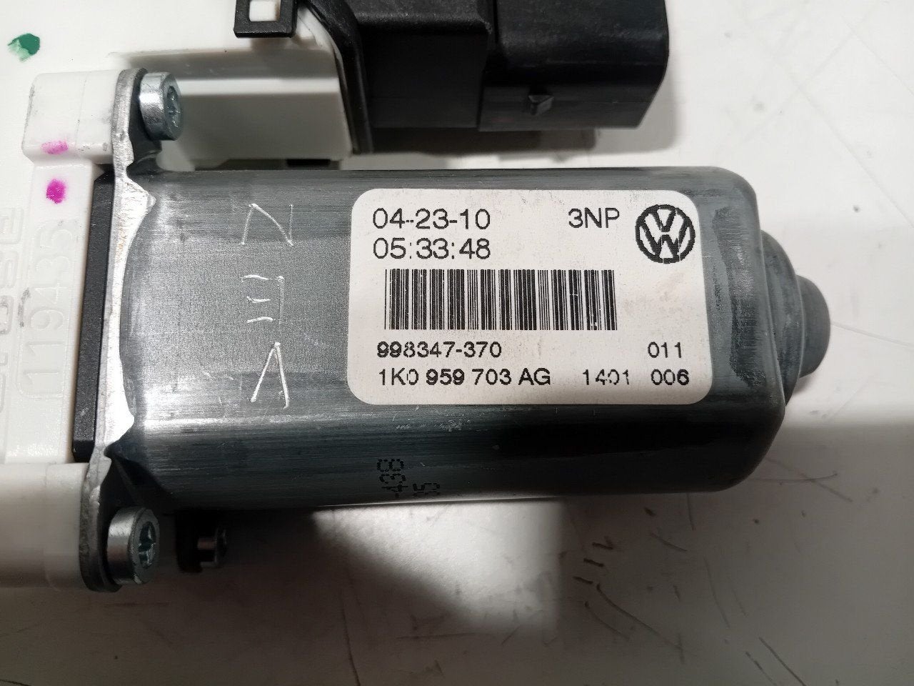 Motor raammechaniek elektrisch links achter Volkswagen Golf, Onderdelen@venauto.nl, Van der Ven Autorecycling B.V., Gebruikt, Ettenseweg 76, 4706 PB Roosendaal, The Netherlands