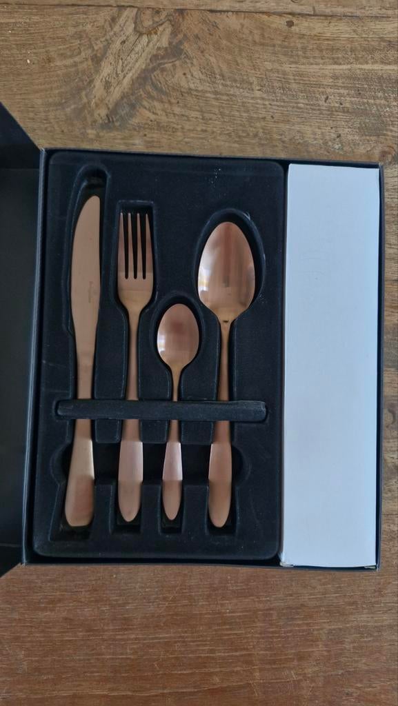 Mooi 24-delig bestekset, rosé metaal, nieuw in doos, Ophalen of Verzenden, Nieuw, Rvs of Chroom, Bestekset