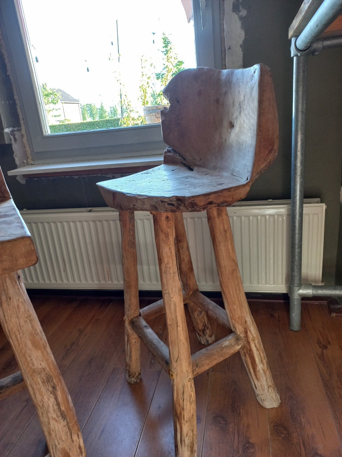 Set van 2 robuuste houten barkrukken, Gebruikt, Met voetsteun, 60 tot 90 cm, Ophalen of Verzenden