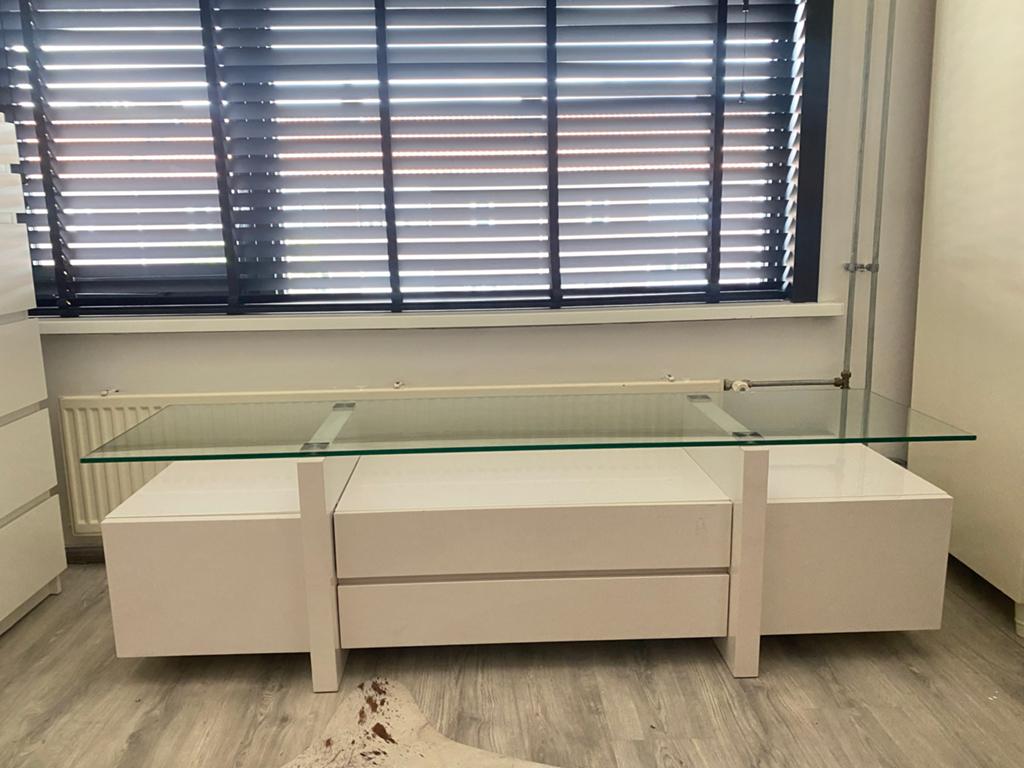 KOOPIE!! Modern TV-meubel met zelf close en glazen blad, Ophalen, 150 tot 200 cm, Zo goed als nieuw, Minder dan 100 cm